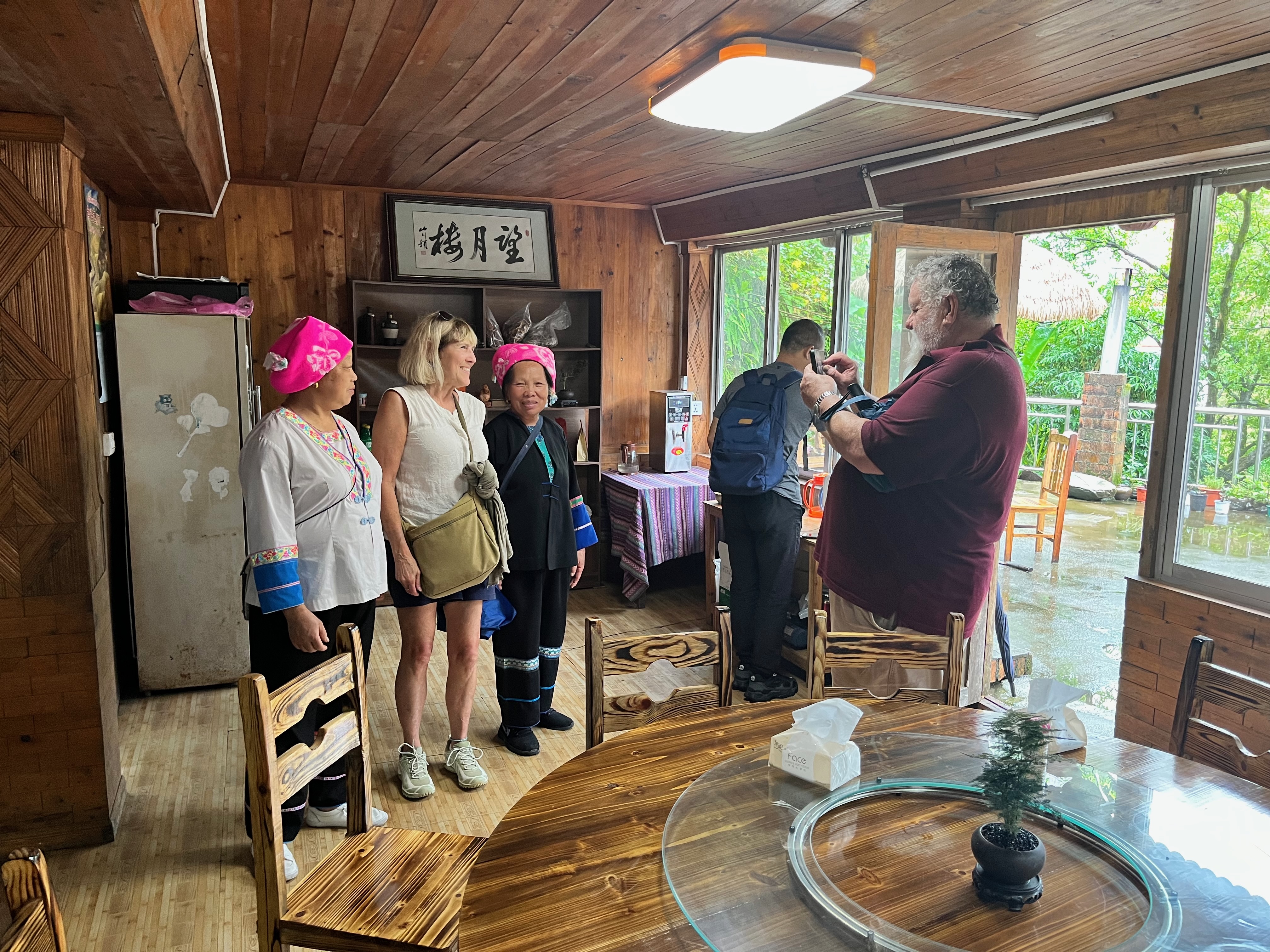 龙脊游客与当地人合影